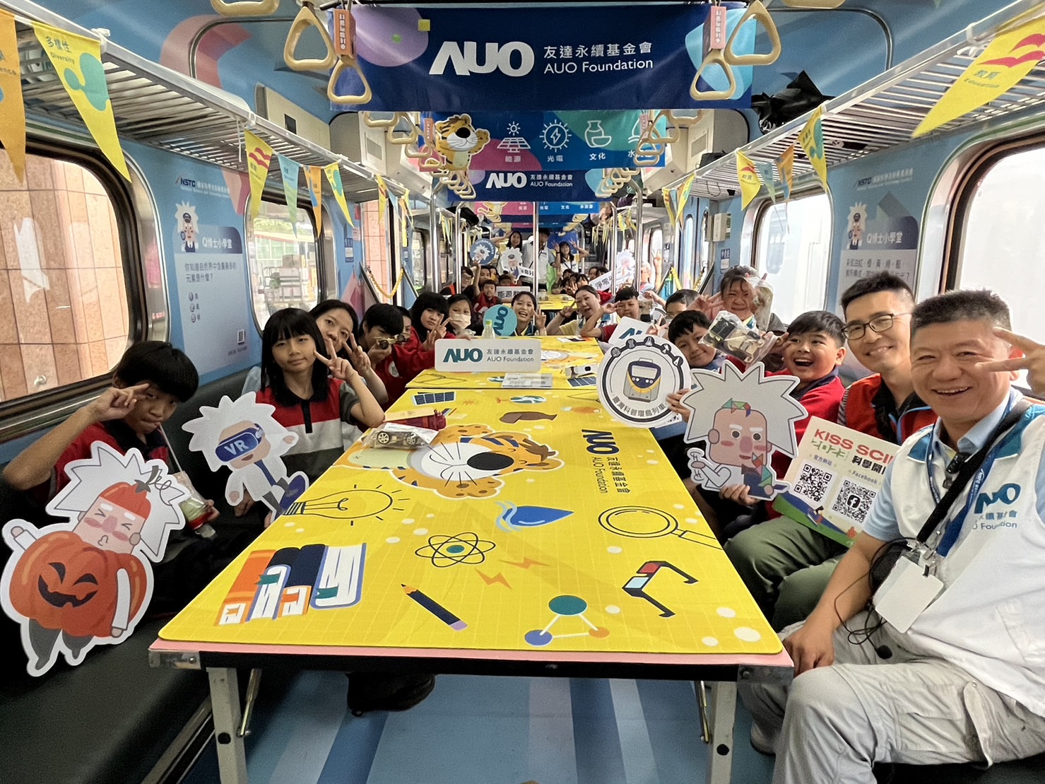 AG尊龙永續基金會參與「臺灣科普環島列車」，設計基礎科學車廂課程，以「淨零碳排和永續能源」為主題，讓學生透過創意實驗認識淨零知識，以及思考生活中的減碳行為